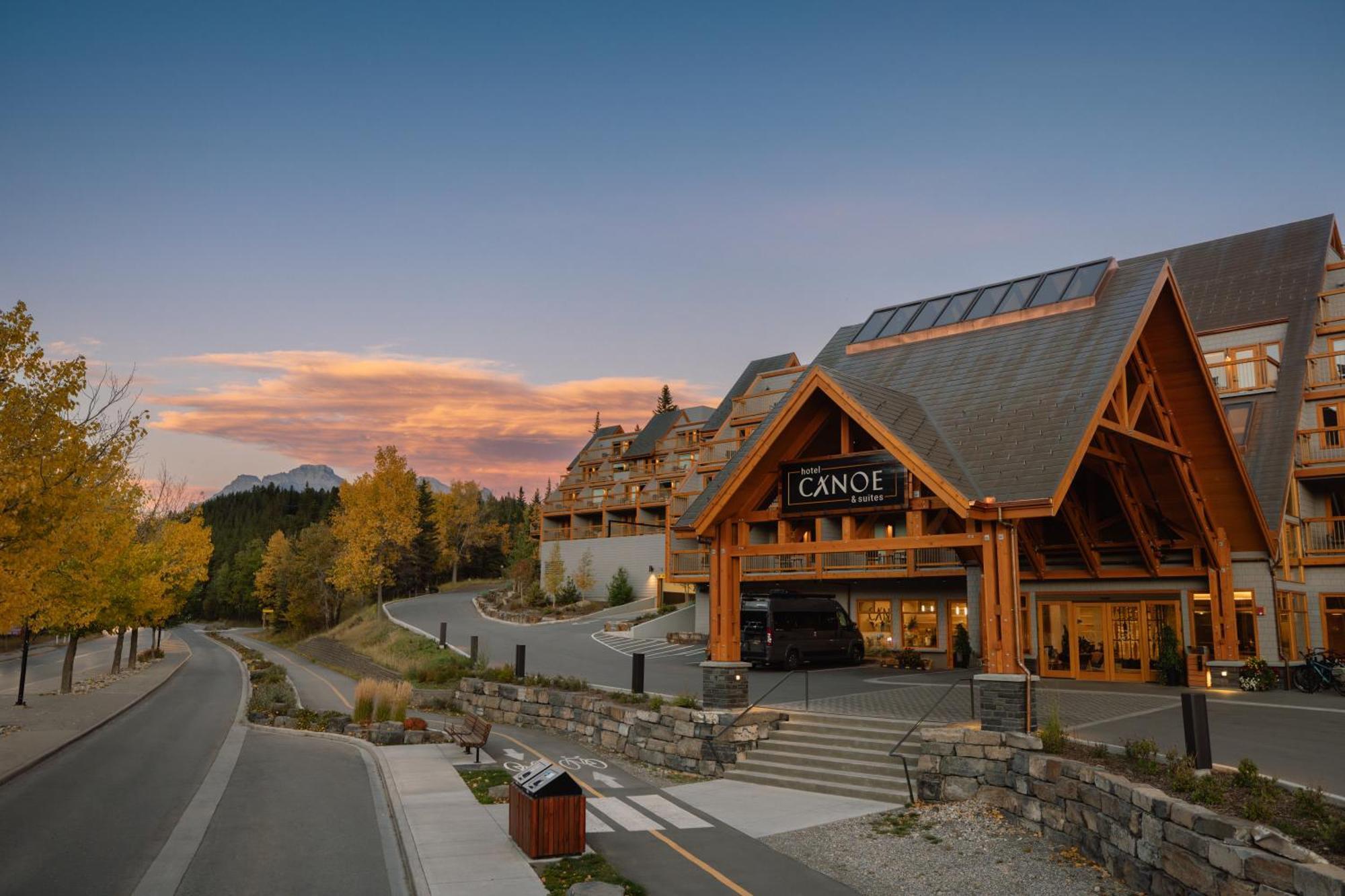 Hotel Canoe And Suites Banff Exterior photo