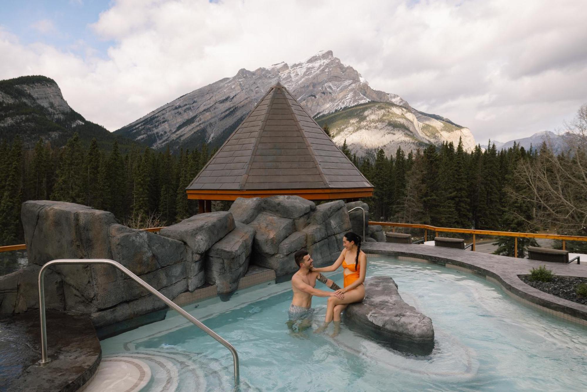 Hotel Canoe And Suites Banff Exterior photo